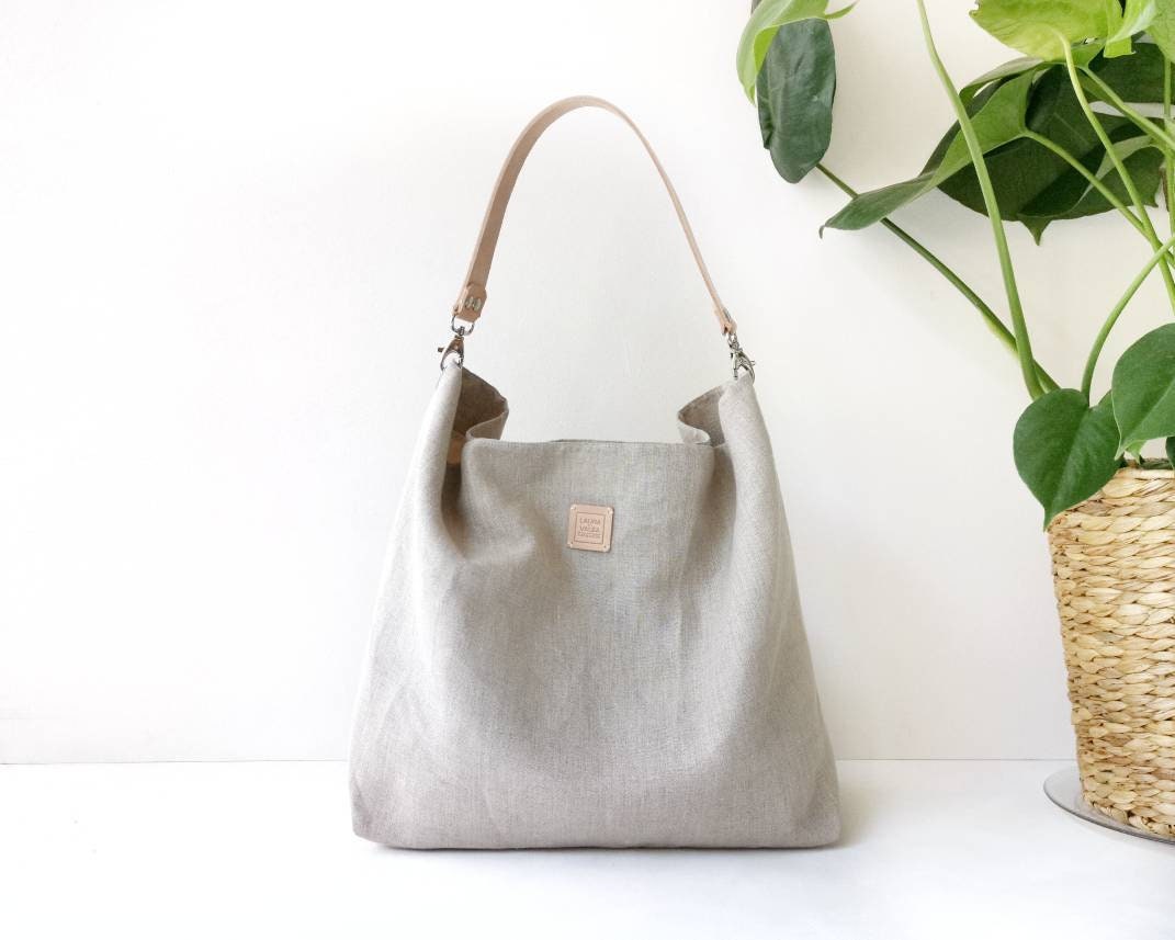 Hobo bag in raw linen with natural leather strap. Lightweight and lar…