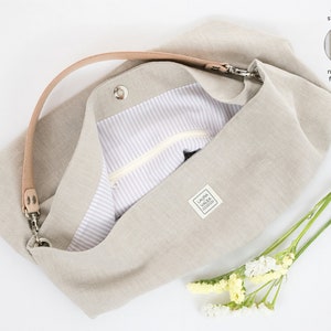 Leichte Sommer-Hobo-Tasche aus beigem Leinen mit Griff aus Naturleder. Umhängetasche für Damen. Bild 5