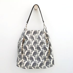 Große Umhängetasche mit Eulenstoff und abnehmbarem Ledergriff, Hobo-Tasche aus schwarzem und weißem Canvas. Bedruckte Stofftasche für Damen.