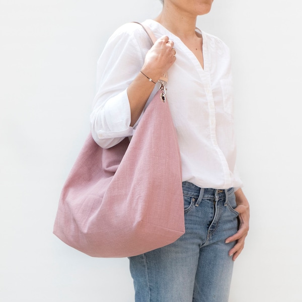 Rosa Hobo-Tasche aus Leinen. Bequeme Umhängetasche für Damen. Große rosa Stofftasche mit Ledergriff.