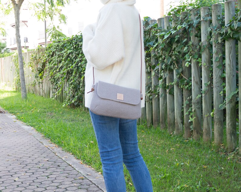 Light brown casual crossover bag with leather strap. Crossbody bag for everyday use. image 3