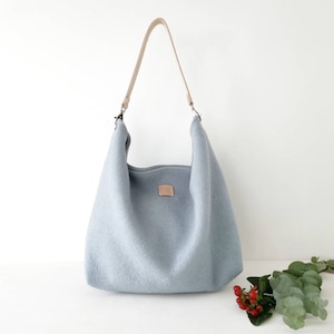 Hellblaue Umhängetasche. Große Hobo-Tasche. Flexible Wolltasche mit Ledergriff.