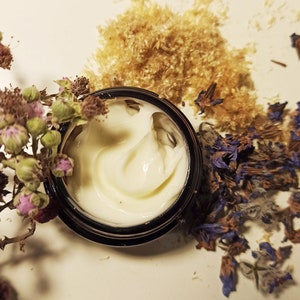 Crema para ojos con cafeína y quinoa: cuidado vegano a base de hierbas y ecológico