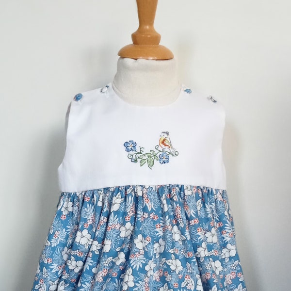 Barboteuse bébé en coton T 6 mois en coton fond bleu fleurs