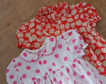 Vêtement de nuit Taille 2 ans en coton pour l'été avec des pois roses et fond rouge marguerites