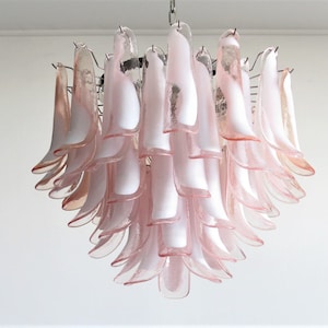 Italian vintage Murano chandelier - Mazzega - 53 pink lattimo glass petals