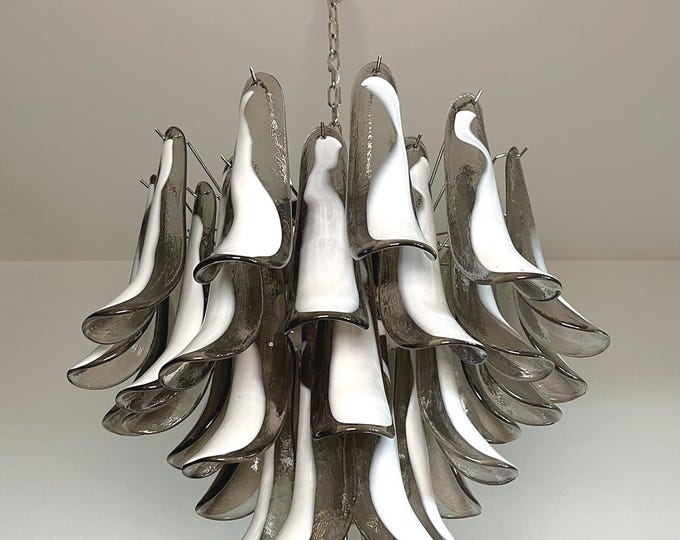 Italian vintage Murano chandelier - Mazzega - 36 lattimo smoked glass petals