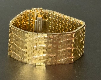 Bracelet manchette plat articulé en plaqué or 18 carats, 18,5 cm de long x 2,7 cm de large