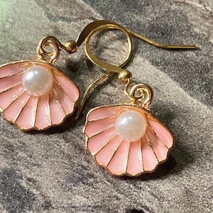 pink enamel oyster shell pearl gold tone small drop earrings