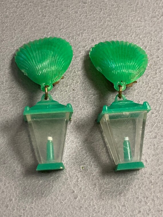 Vintage 1940s Early Plastic Green Kitsch Shell and Lantern Clip on