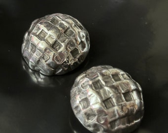 Pendientes de clip firmados UNE LIGNE Paris, tono plateado, redondos, abovedados, de 3,5 cm de tamaño extragrande.