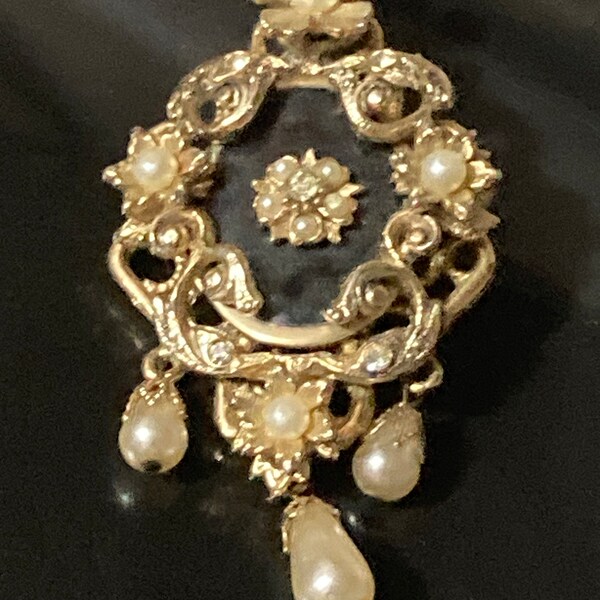 Vintage gold tone black white seed pearl and paste teardrop ornate articulated dangle brooch with roll clasp