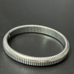 Retro 1cm silver tone omega bangle bracelet with stretch