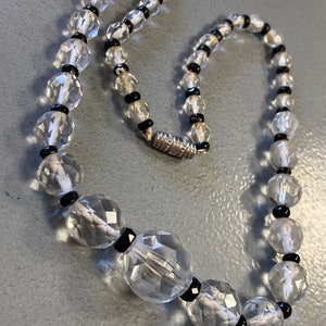 collier vintage monochrome noir et transparent de perles de verre taillé fermoir baril art déco