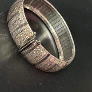 Bracelet manchette moderniste texturé en argent sterling 925, italien des années 1970
