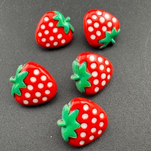 ストロベリーボタン：赤と緑のプラスチック製フルーツボタン、5個セット