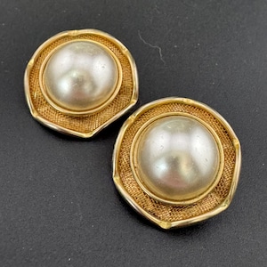 fluted edge faux cream pearl Vintage gold tone round clip on Stud earrings