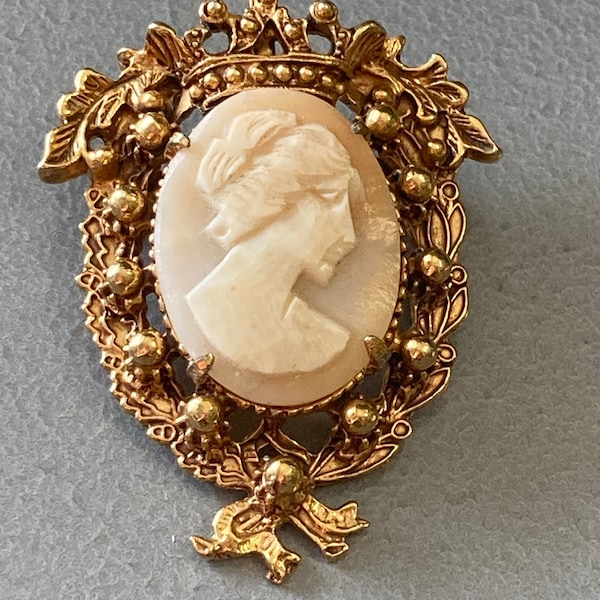 Signed FLORENZA Vintage gold tone carved shell CAMEO brooch
