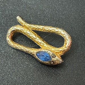 Vintage small gold plated sapphire diamanté coiled snake brooch 3cm