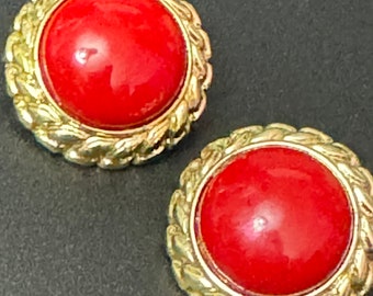 Vintage plastic 3cm oversized gold tone and red round dome cabochon button stud clip on earrings lightweight