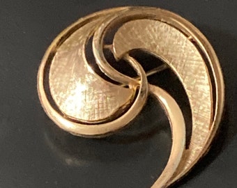 modernist mid century brushed gold tone abstract swirl brooch brutalist