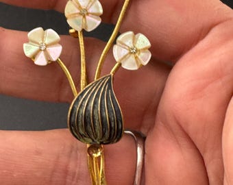 Broche Vintage Couleur Or Rose Avec Relief Gravé Et Perle Blanche - Bon état, Référence *3993