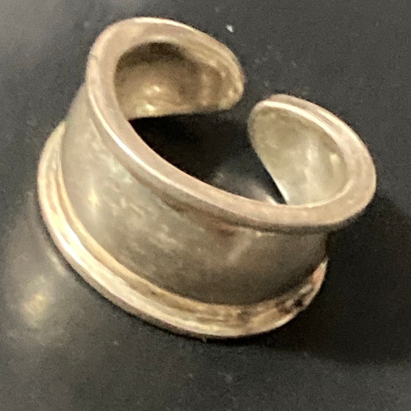 925 wide band ring,  7.5 grams adjustable size Q large