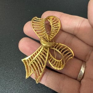 Vintage mid century Gold Tone oversized 6.5cm classic Bow Brooch