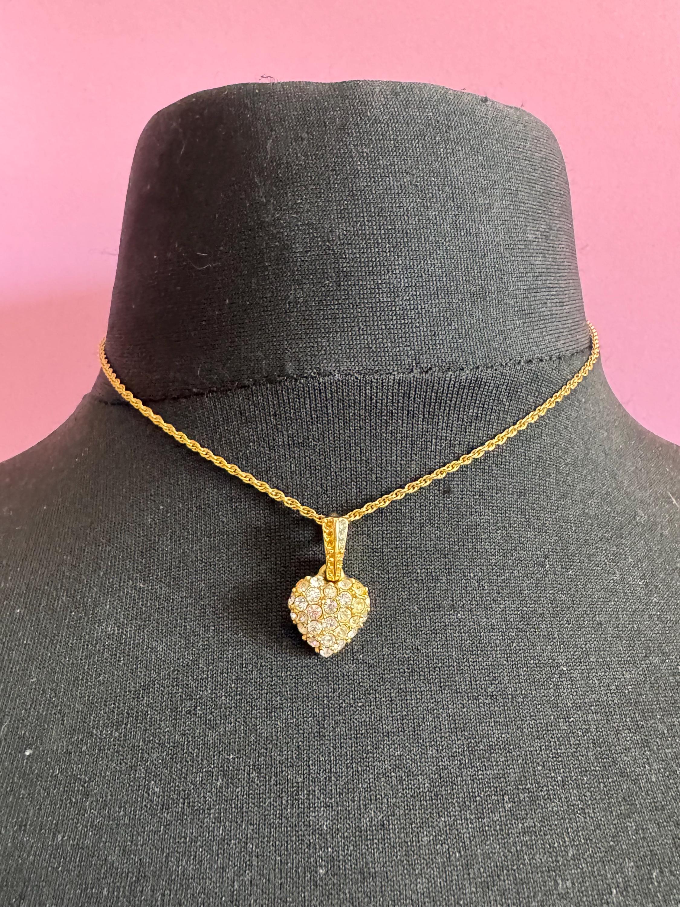 MONET ゴールドハートペンダントネックレス：クリスタルアクセント