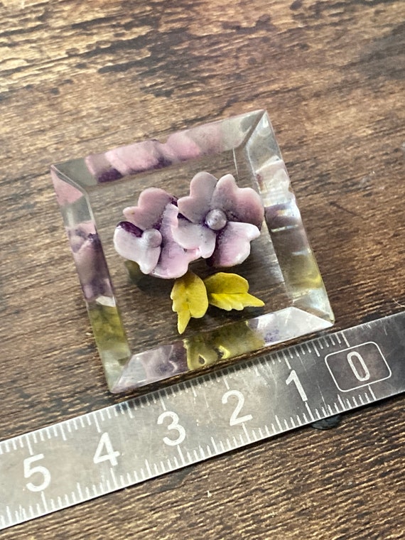 Broche vintage en lucite : bijoux roses rouges sculptés à l'envers - France