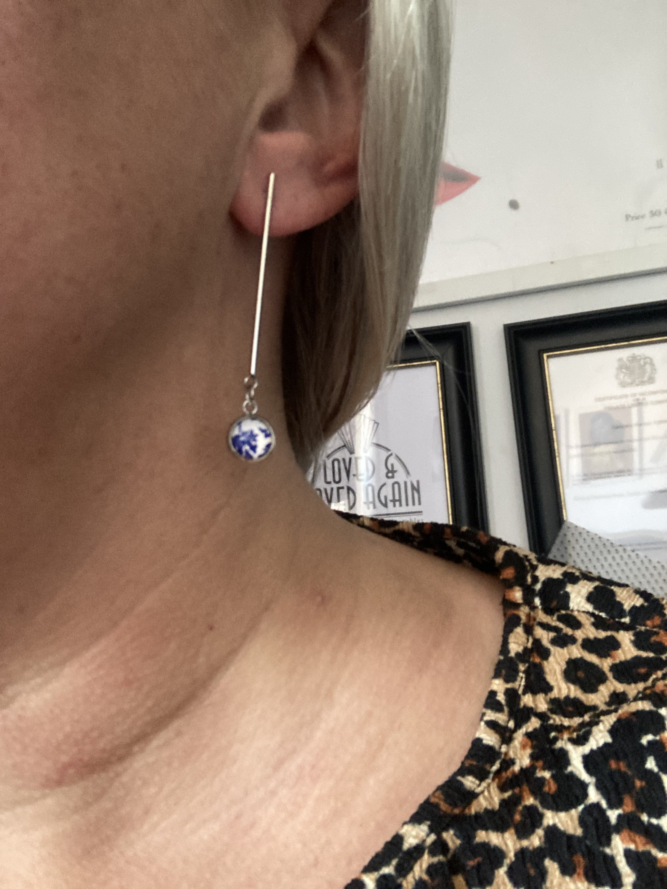 ブルーフローラルガラスカボションドロップイヤリング