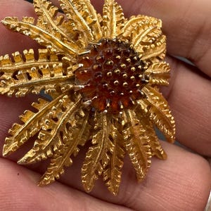 Signed Sarah Coventry Large 5cm gold tone floral brooch with topaz brown glass