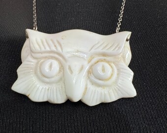 白いプレスガラス製のフクロウのペンダント、ネックレス、長さ68cm