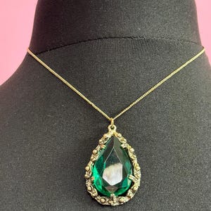 Emerald green chunky teardrop glass pendant necklace brutalist Vintage Modernist gold tone metal