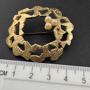 Vintage gold plated mid century abstract brutalist modernist faux Pearl brooch