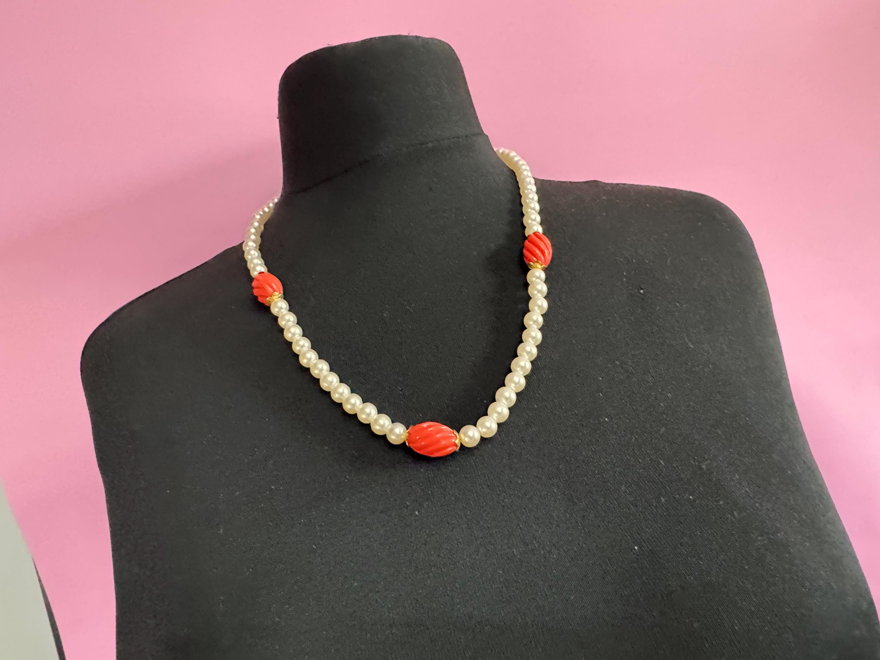 Collier Ancien Années 1950 Avec Perle En Corail Framboise - Longueur 47.5cm, Occasion Bon état
