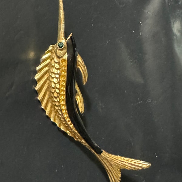 Vintage 1980s Gold tone Black enamel marlin fish brooch with emerald green glass eyes 9cm