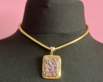 Véritable vintage des années 1960 Français rose violet vert irisé arc-en-ciel en verre pendentifs sur collier chaîne serpent en aluminium léger épais ton doré