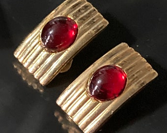 Boucles D'oreilles Clips Carrées Avec Cabochons Rouges Rubis - Métal Argenté Vieilli - Occasion Bon état