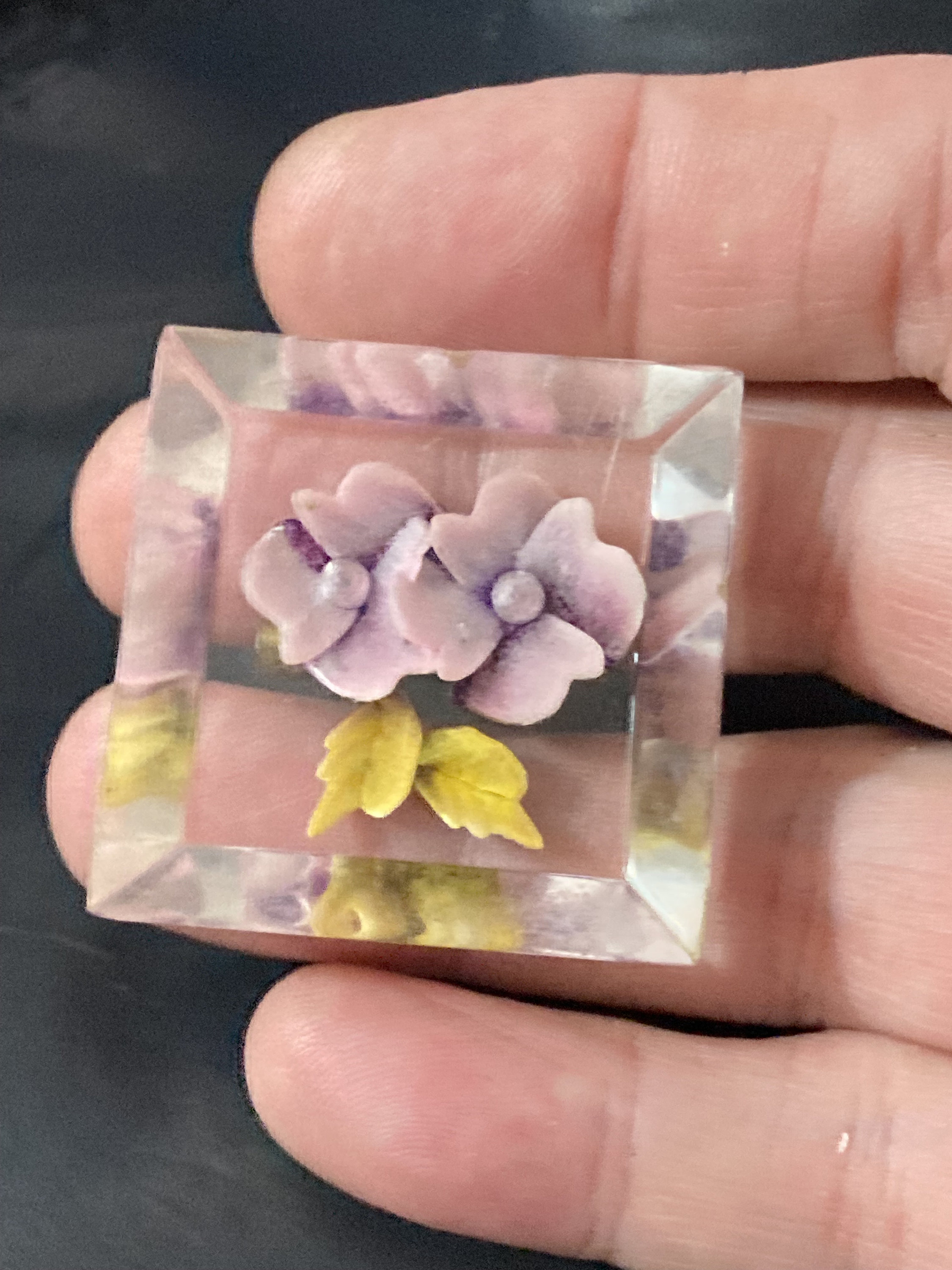 Ancienne broche Lucite fleur blanche - Montres & Bijoux