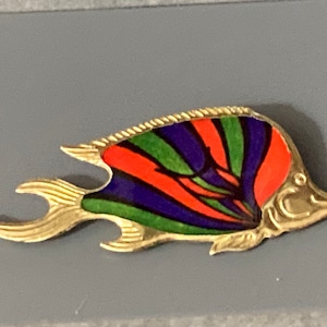 Broche Poisson Vintage En Métal Doré Finition Mate, œil En émail Rouge - 55x15mm - Fabriqué En France