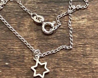 Young girls 925 sterling silver fine chain with small star pendant 35cm