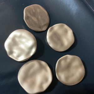 Set di 5 bottoni rotondi testurizzati in metallo oro opaco da 30 mm