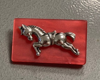 Broche cheval en argent en résine rouge celluloïd art déco ancienne en plastique