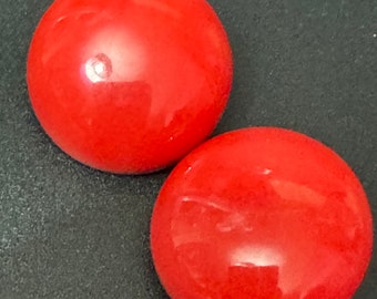 Vintage plastic 2.5cm oversized bright red round dome cabochon button stud clip on earrings lightweight