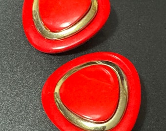 plastic oversized XL goudkleurige rode driehoekige clip-on powerdress-oorbellen