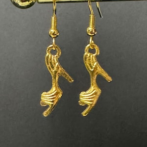 Gold tone stiletto high heeled shoe drop earrings for pierced ears