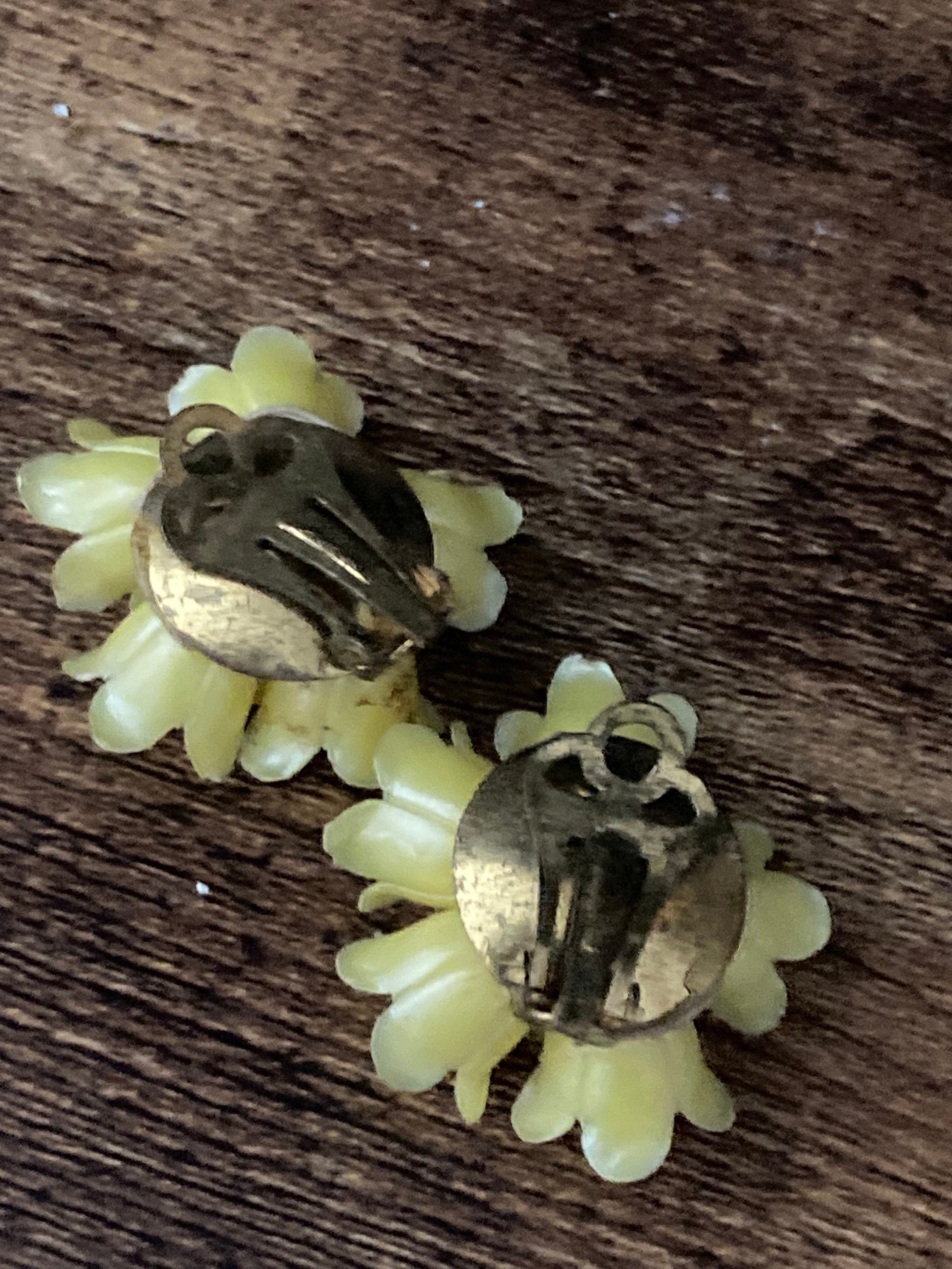 Boucles D'oreilles Clips Vintage Fleur Jaune Plastique - Ancien Stock, Neuf Sans Emballage
