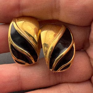 Vintage Gold tone oversized square black enamel swirl clip on earrings stud 1980s