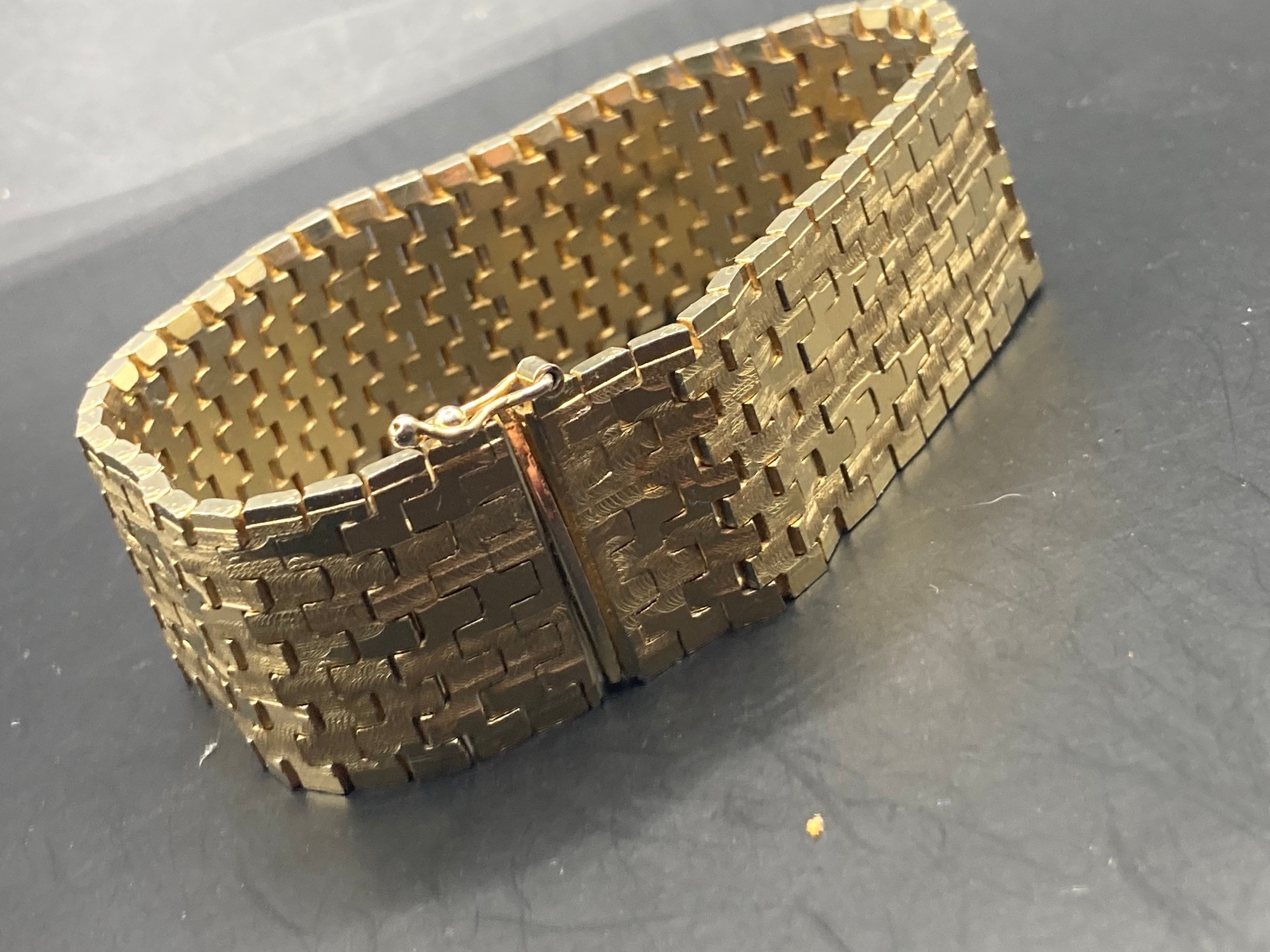 18k 0750 Stamped 1970s Italian Style Articulated Flat Textured